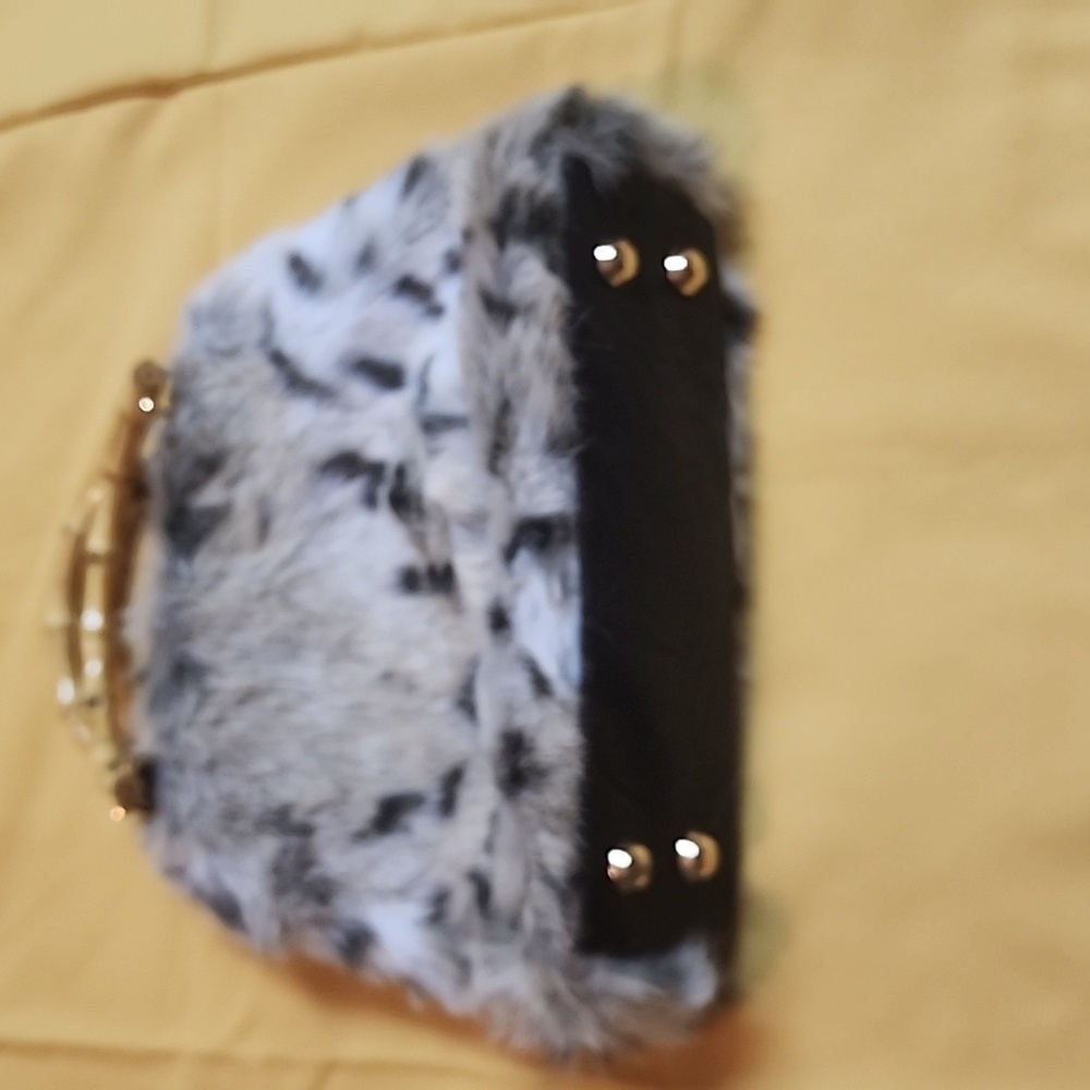 Fur bag with wooden hand - Picture 3 of 3